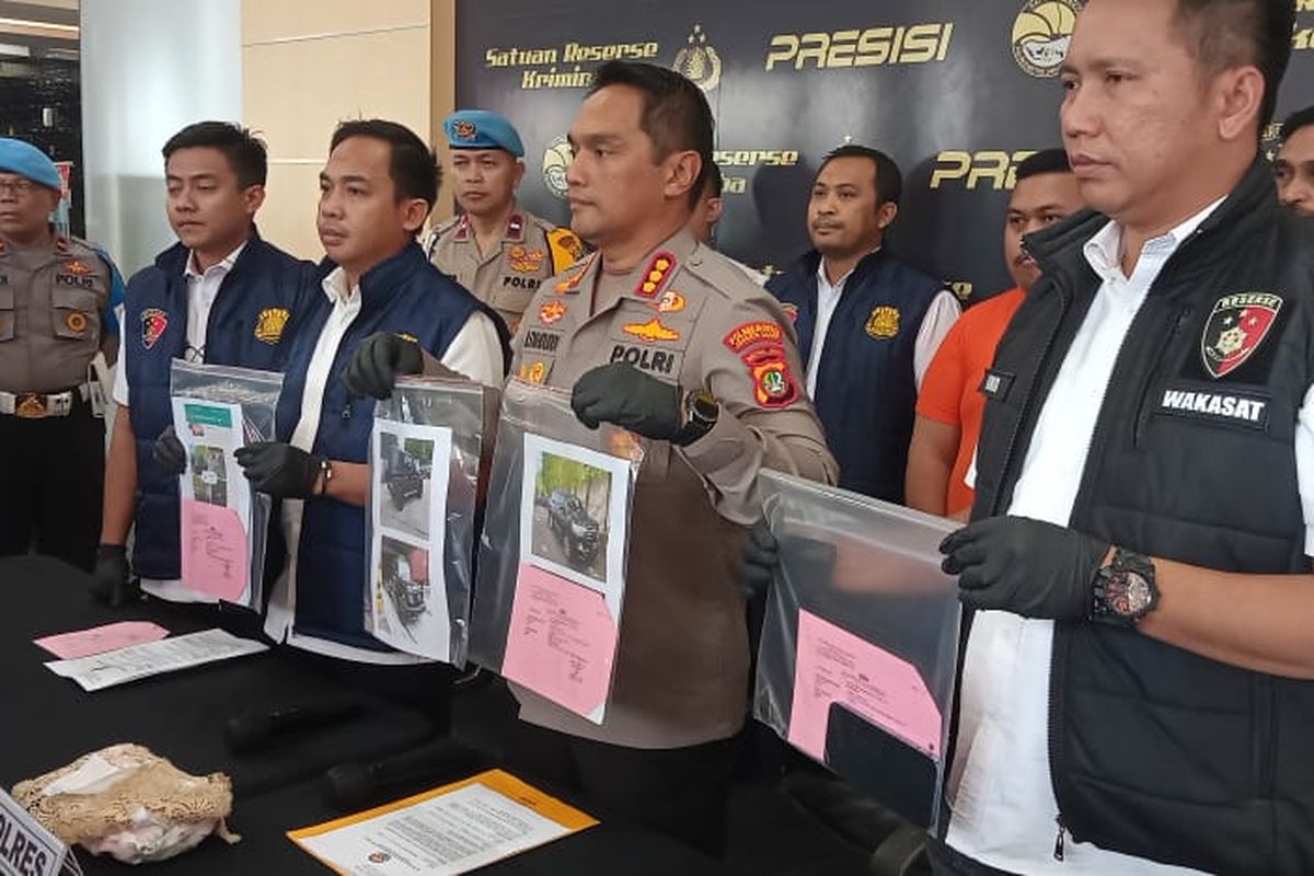 Polisi menampilkan alat bukti kasus dugaan penipuan selebgram Ajudan Pribadi dalam konferensi pers di Mapolres Metro Jakarta Barat, Rabu (15/3/2023). 