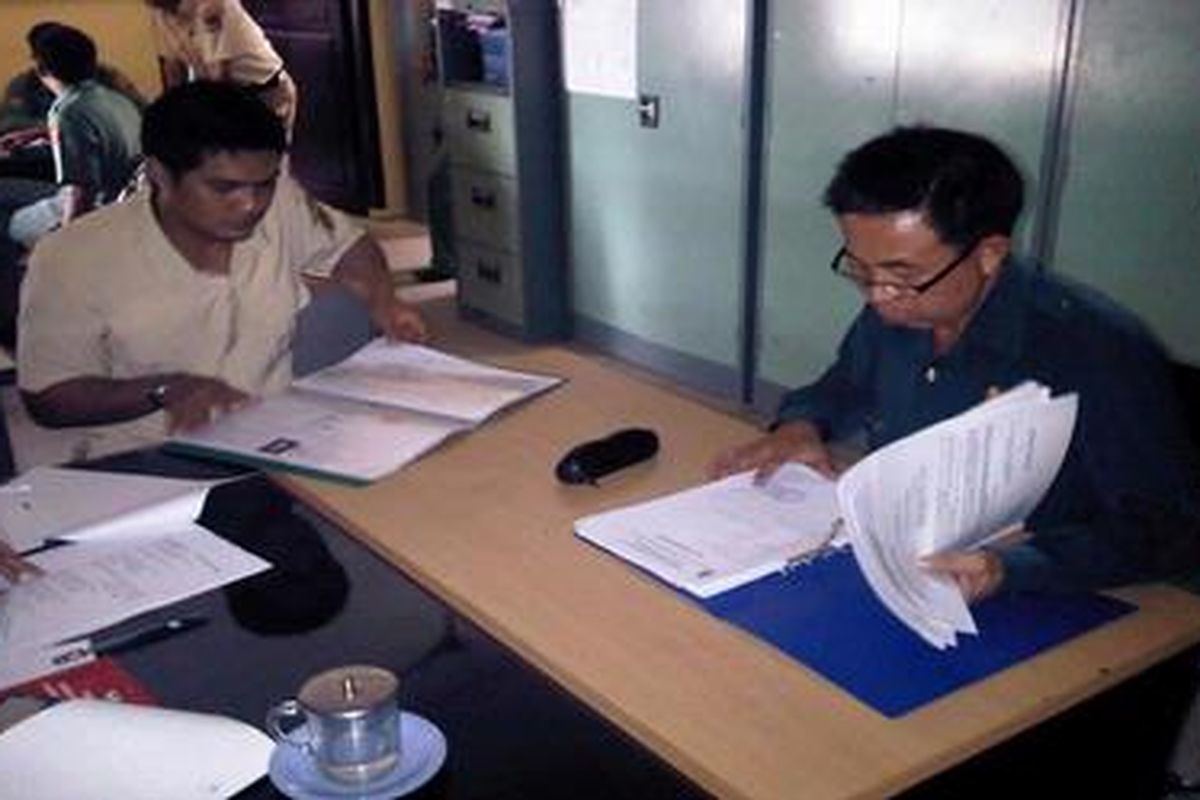 Bakal calon Gubernur Kepulauan Bangka Belitung (Babel) dari jalur perseorangan Zaidan (kanan) menyerahkan tambahan berkas pencalonan ke KPU Babel, Senin (12/12/2011) di Pangkal Pinang.