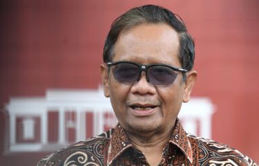 Gaya Mahfud MD, Kerja Pakai Kacamata Sport Rudy Project