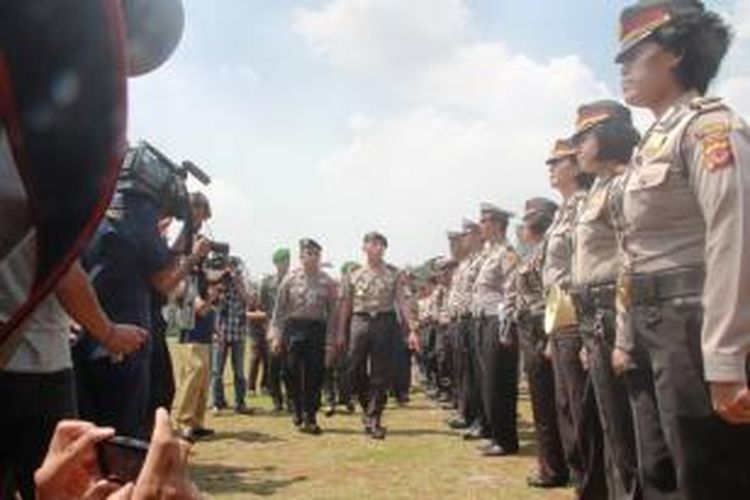 Kapolda Jawa Barat, Irjen Pol M. Iriawan, saat memimpin apel kesiapan simulasi kontijensi, yang dipusatkan di Lapangan Tegar Beriman, Komplek Pemda, Cibinong, Kabupaten Bogor, Senin (18/8/2014). K97-14