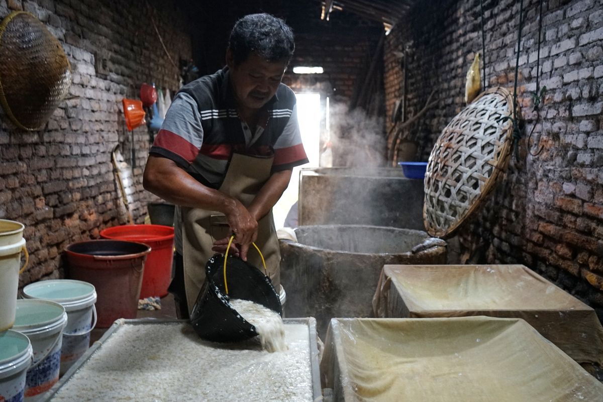 Perajin membuat tahu di Krapayak X, Margoagung, Seyegan, Sleman, D.I Yogyakarta, Sabtu (2/1/2021). Sejumlah perajin tahu di kawasan itu mengaku mengalami penurunan keuntungan sekitar 50 persen menyusul naiknya harga kedelai dari Rp7 ribu per kilogram menjadi Rp9 ribu per kilogram sejak beberapa hari terakhir.