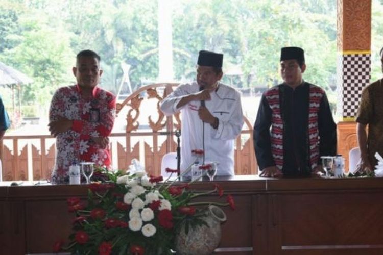 Direktur Deradikalisasi BNPT Irfan Idris bersama Bupati Purwakarta Dedi Mulyadi di Kantor Bupati Purwakarta, Jumat (10/3/2017).