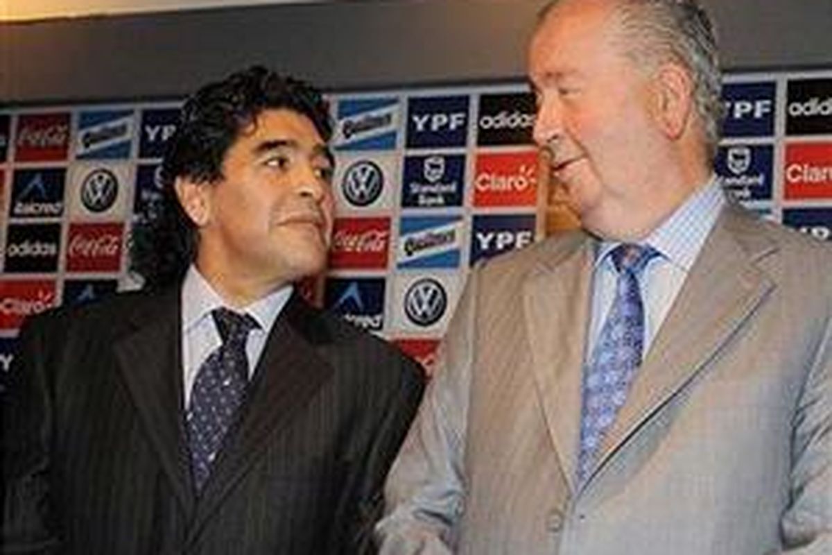 Pelatih Argentina, Diego Maradona (kiri), dan Presiden AFA, Julio Grondona.