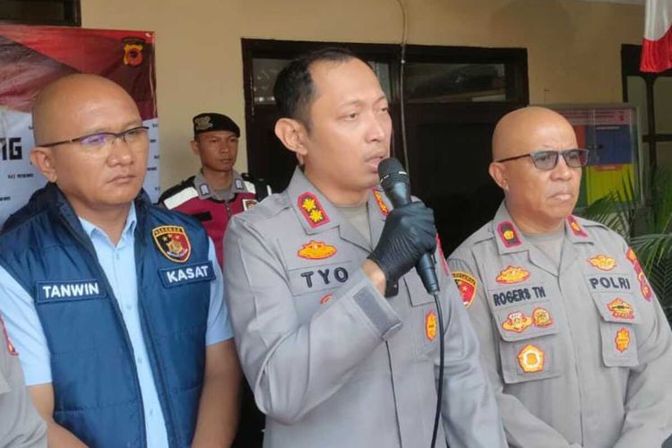 Kapolres Sumedang AKBP Sandityo Mahardika saat jumpa pers di Mapolsek Jatinangor, Sumedang, Jabar, Senin (4/8/2025). KOMPAS.com/AAM AMINULLAH