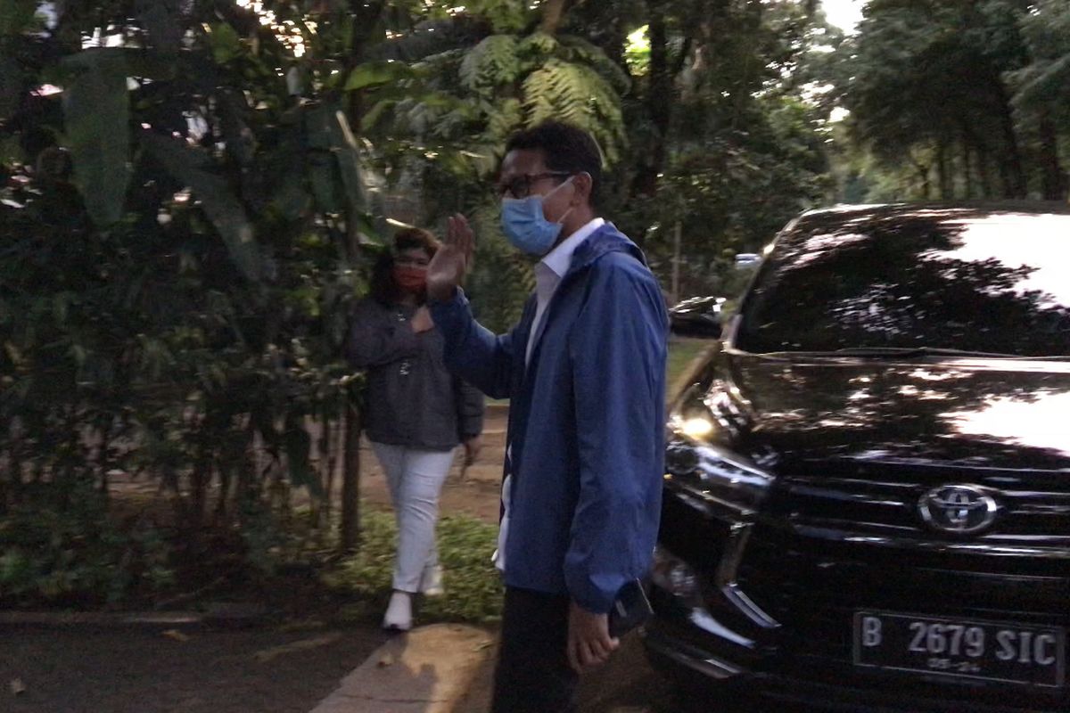 Sandiaga Uno berkunjung ke rumah ibunda Sandiaga, Mien Uno di Jalan Galuh II, Selong, Kebayoran Baru, Jakarta Selatan pada Selasa (22/12/2020) sore usai ditunjuk sebagai Menteri Pariwisata dan Ekonomi Kreatif oleh Presiden Joko Widodo.