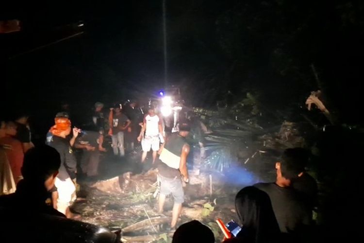 Longsor dan pohon tumbang di jalan Trans Sulawesi Dusun Mabungka dan Dusun Mangkulande Desa Kasintuwu, Kecamatan Mangkutana, Luwu Timur, Sulawesi Selatan tertutup material yang mengakibatkan arus lalu lintas tersendat macet, Rabu (31/8/2022) dini hari