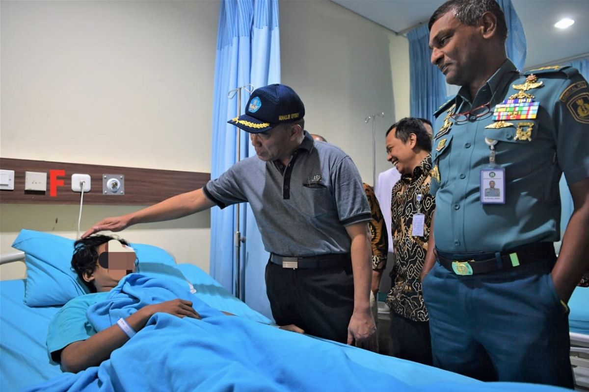 Mendikbud Muhadjir Effendy menjenguk siswa yang menjadi korban dalam unjuk rasa berujung rusuh di depan Gedung DPR RI pada 25 September 2019. Kunjungan itu dilakukan di Rumah Sakit Angkatan Laut (RSAL) Mintohardjo, Bendungan Hilir, Jakarta, Jumat (27/9/2019).