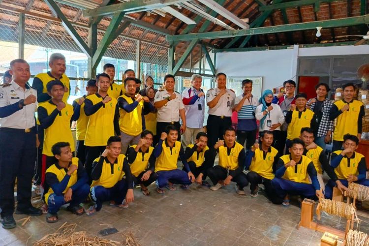 Warga binaan Rumah Tahanan Negara (Rutan) Kelas IIB Kebumen mendapatkan ketrampilan pengolahan limbah pelepah pisang menjadi serat alami bernilai ekonomi tinggi dan ramah lingkungan.