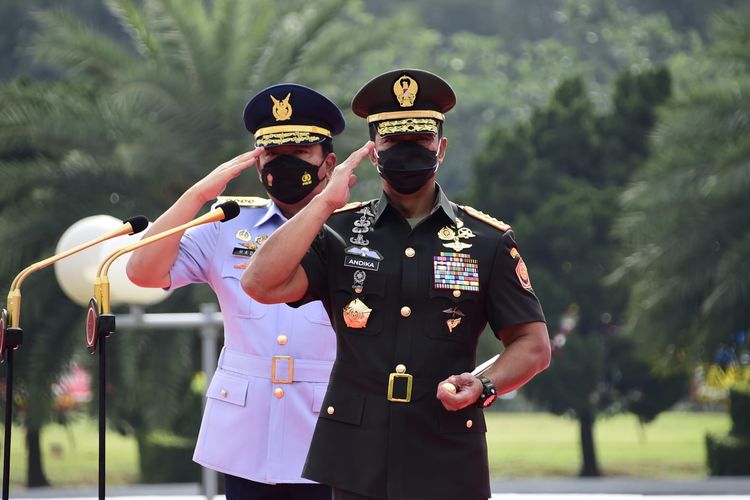 Jenderal TNI Andika Perkasa dalam serah terima jabatan Panglima dari Marsekal Hadi Tjahjanto di Mabes TNI, Jakarta, Kamis (18/11/2021).