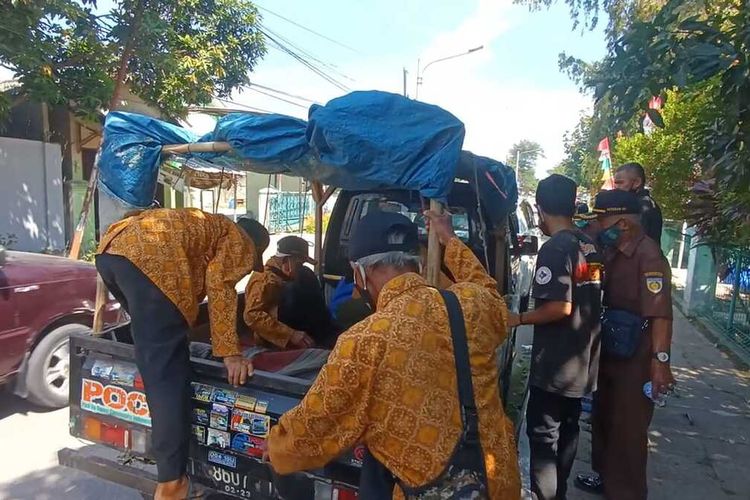 Delapan veteran dari Kecamatan Tegalwaru, Karawang, naik mobil bak terbuka dan menempuh sekitar dua jam demi bantuan pemerintah, Minggu (15/8/2021).
