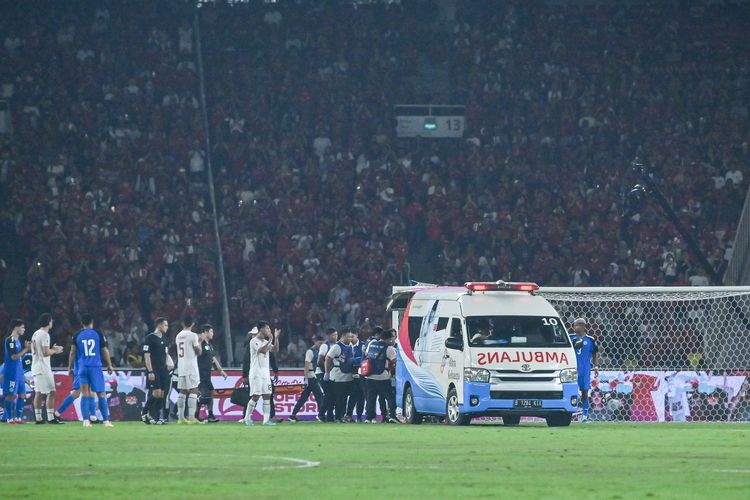 Petugas medis tengah menggotong Adrian Ugelvik pemain Timnas Filipina yang terkapar usai berbenturan dengan penjaga gawang Ernando Ari dalam pertandingan Kualifikasi Piala Dunia 2026 zona Asia, Selasa (11/6/2024) di Stadion Gelora Bung Karno Jakarta. 