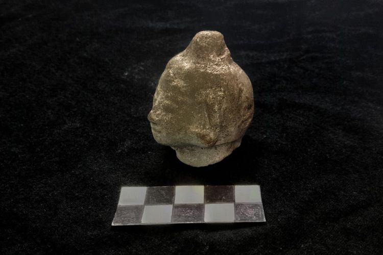 Patung kepala Budha yang sekarang diamankan di Museum Balumbung Situbondo.