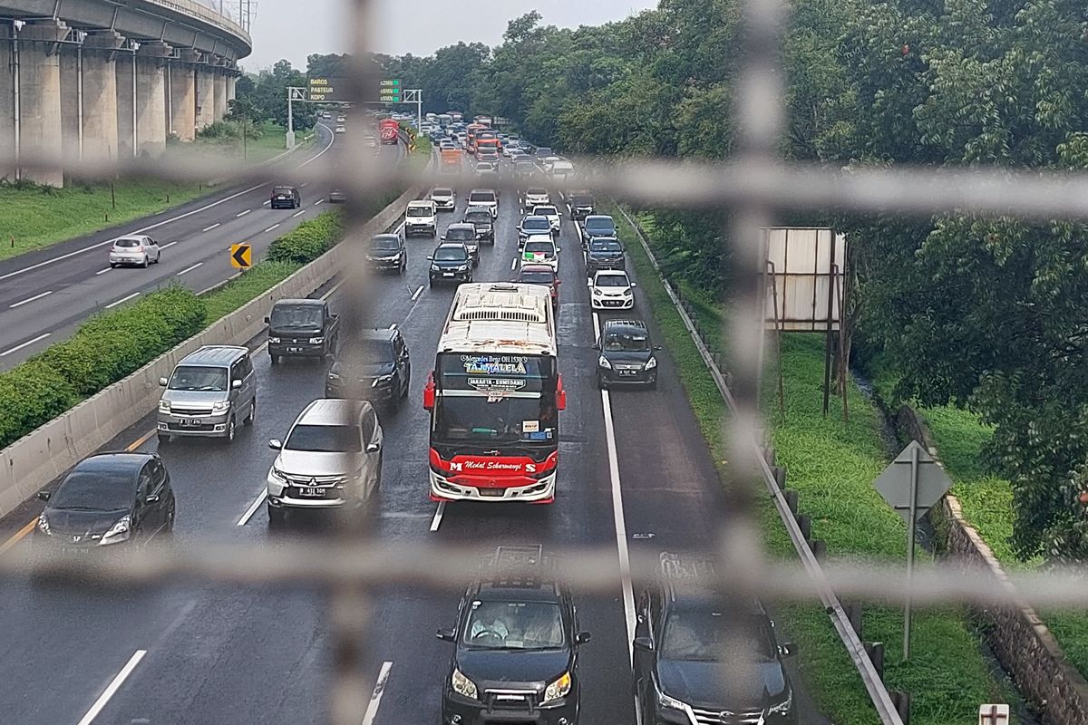 Kondisi arus lalu lintas di KM 125 Tol Purbaleunyi, Kota Cimahi, Jawa Barat, Minggu (14/4/2024).