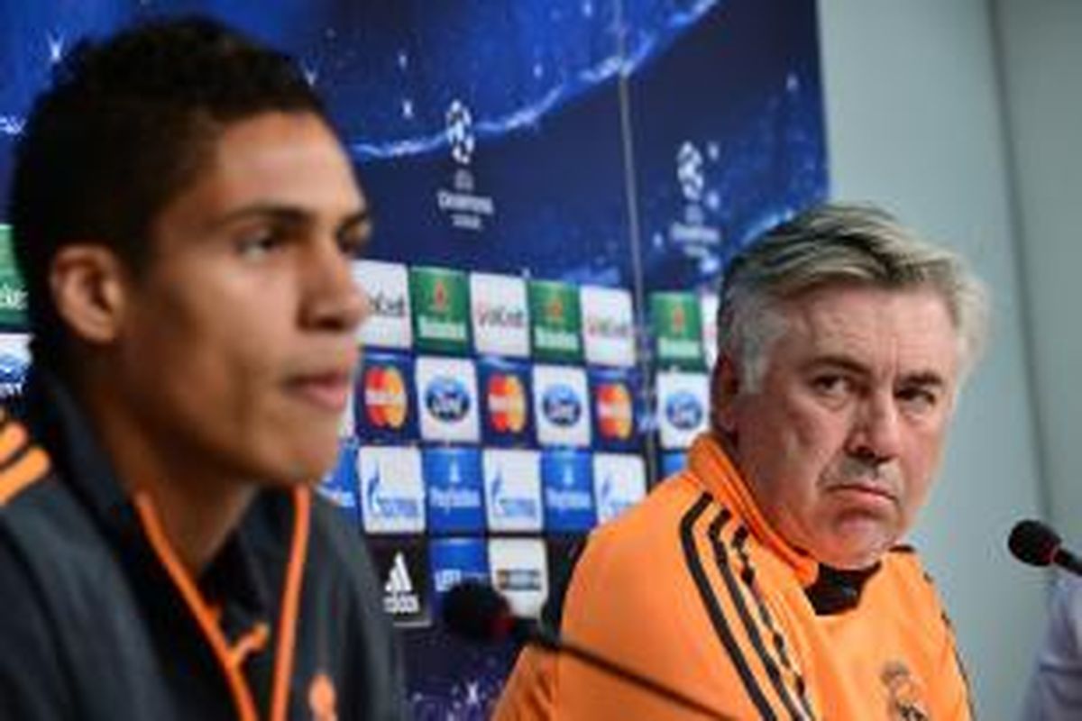 Pelatih Real Madrid Carlo Ancelotti dan bek Raphael Varane, dalam konferensi pra-pertandingan Liga Champions melawan Juventus, di Juventus Stadium, Turin, 4 November 2013.