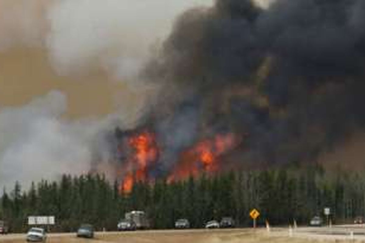 Konvoi terdiri dari 1.500 kendaraan terpaksa dihentikan untuk sementara, akibat jilatan api setinggi 60 meter yang melalap jalan di wilayah Fort McMurray, di Provinsi Alberta, Kanada.