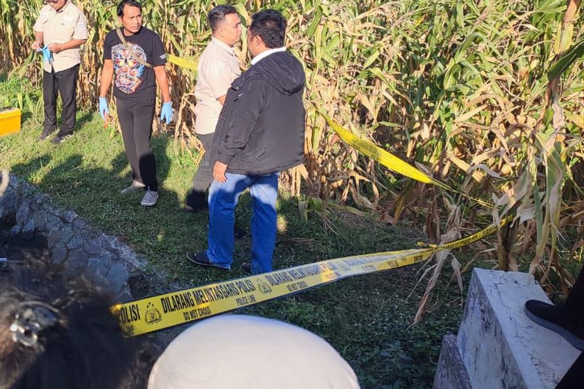Tim identifikasi Polres Kediri, Jawa Timur, saat memeriksa temuan jenazah beserta motornya di parit Desa Bangsongan, Kecamatan Kayen Kidul, Kamis (10/7/2025).