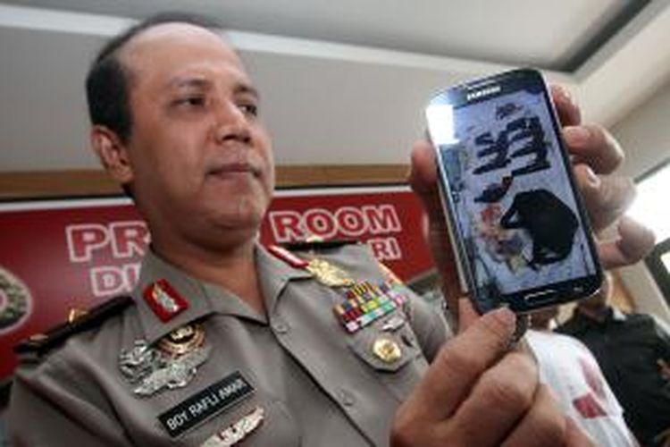 Kepala Biro Penerangan Masyarakat Brigjen Boy Rafli Amar menunjukan barang bukti berupa foto senjata api dan alat peledak rakitan milik terduga teroris, dalam konferensi pers di Mabes Polri, Jakarta, Rabu (1/1/2014). Densus 88 Antiteror Polri melakukan penyergapan di sebuah rumah di kawasan Ciputat, Tangerang Selatan, yang diduga markas teroris, dan menembak mati 6 orang terduga teroris. TRIBUNNEWS/DANY PERMANA 