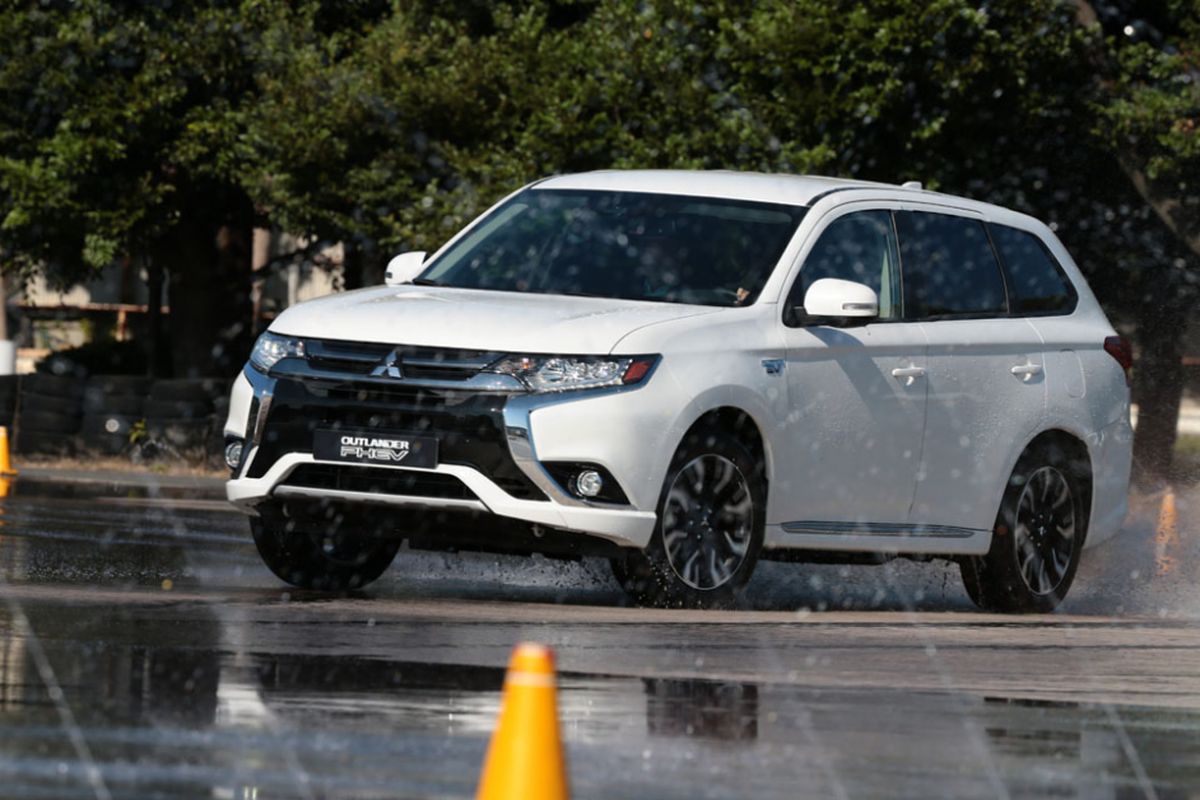 Kompas.com menjajal SUV terbaru Outlander PHEV di pabrik Mitsubishi di Okazaki, Jepang.