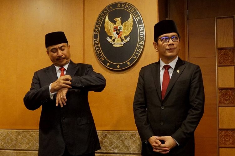 Menteri Pariwisata Periode 2014-2019 Arief Yahya bersama Menteri Pariwisata dan Ekonomi Kreatif periode 2019-2024 Wishnutama Kusubandio di depan ruang kerja menteri di Lantai 16 Gedung Sapta Pesona Kementerian Pariwisata, Jakarta, Rabu (23/10/2019). Wishnutama kini menjabat Menteri Pariwisata dan Ekonomi Kreatif di Kabinet Indonesia Maju. 