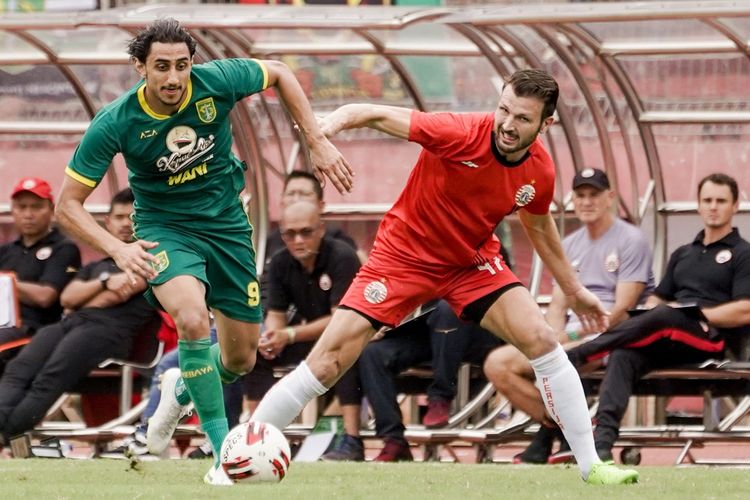 Mahmoud Eid (kiri) berduel dengan Marco Motta (kanan) pada laga final Piala Gubernur Jawa Timur 2020 yang mempertemukan Persebaya Surabaya vs Persija Jakarta di Stadion Gelora Delta, Sidoarjo, Kamis 20 Februari 2020.