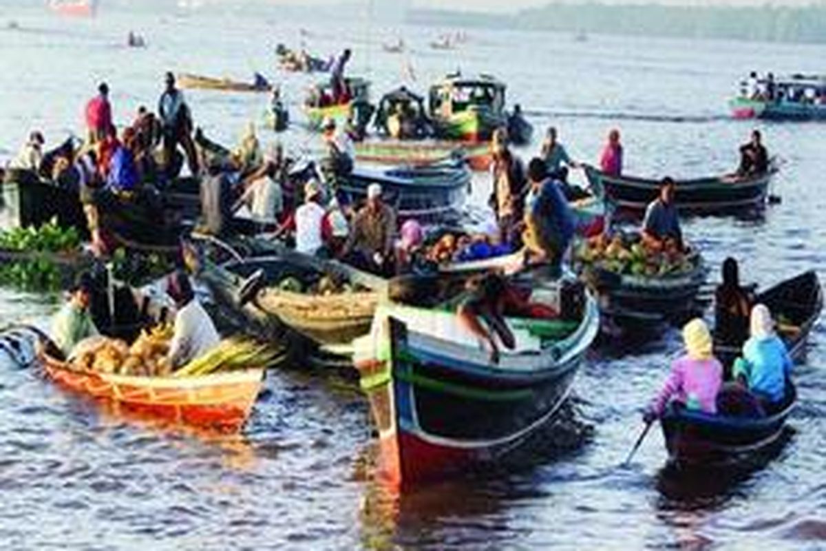 Aktivitas perdagangan di Pasar Apung, Banjarmasin, Kalimantan Selatan, Sabtu (12/3). Aktivitas jual beli di pasar apung kini menurun drastis akibat semakin banyaknya pasar di darat. 