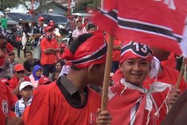 Seorang anak menggunakan atribut dan alat peraga Partai Aceh dalam Kampanye Partai Aceh di Lapangan Islamic Centre, Aceh Besar. Dalam kamanye ini banyak anak yang diikut sertakan. ***** K12-11