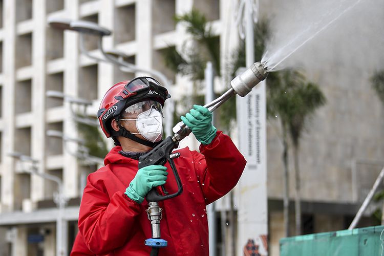 Petugas pemadam kebakaran dan penyelamatan DKI Jakarta menyemprotkan disinfektan di halaman Masjid Istiqlal Jakarta, Rabu (3/6/2020). Penyemprotan tersebut sebagai upaya mencegah penyebaran virus corona (COVID-19) di rumah ibadah jika nantinya kembali dibuka untuk umum saat pemberlakuan tatanan hidup normal baru (new normal).