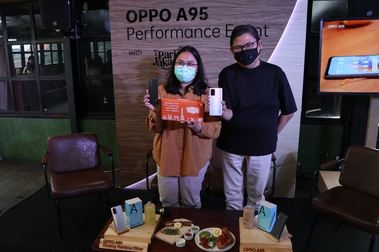 Pemilik UMKM Paris di Jakarta Caroline Samosir (kiri) dan PR Manager Oppo Indonesia, Aryo Meidianto A, (kanan) dalam acara Oppo A95 Performance in Daily Use.