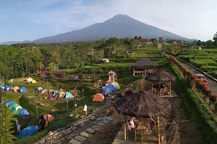 Gunung Slamet terlihat dari Desa Karangsalam, Kecamatan Baturraden, Kabupaten Banyumas, Jawa Tengah, 18 Oktober 2018. 