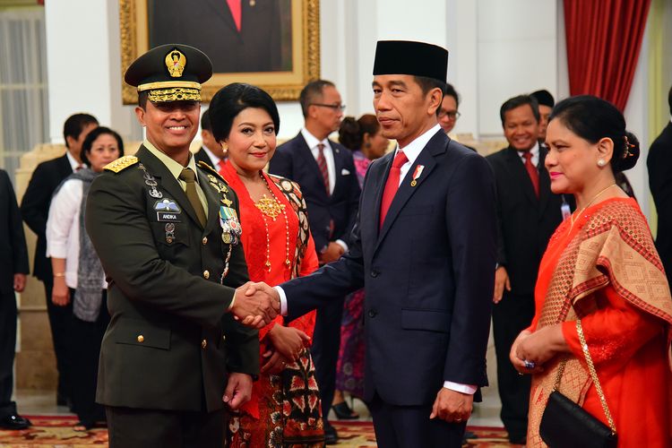 Presiden Jokowi didampingi Ibu Negara Iriana menyampaikan ucapan selamat kepada Jend. Andika Perkasa usai pelantikannya sebagai KSAD, di Istana Negara, Jakarta, Kamis (22/11/2018) pagi. 