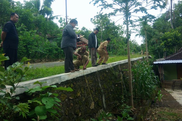 Tim dari Satgas Desa mengukur Talud di desa Getas, Playen, Gunungkidul, untuk mengetahui Kwalitas Bangunan Apakah sesuai dengan Ketentuan Selasa (12/12/2017) Petang