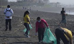 Dompet Dhuafa dan Masyarakat Kumpulkan 287 Kg Sampah di Pantai Padang Galak