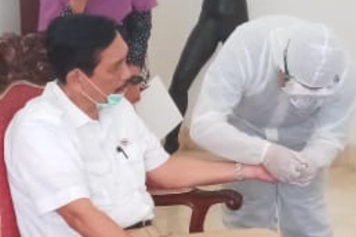 Menko Kemaritiman dan Investasi Luhut Binsar Pandjaitan ketika melakukan rapid test virus corona di Istana Negara Kepresiden, dan hasilnya dinyatakan negatif, Jakarta, Selasa (28/4/2020).