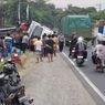 Ngebut, Truk Tebu Melebihi Muatan Terguling Menimpa Mobil di Ngawi