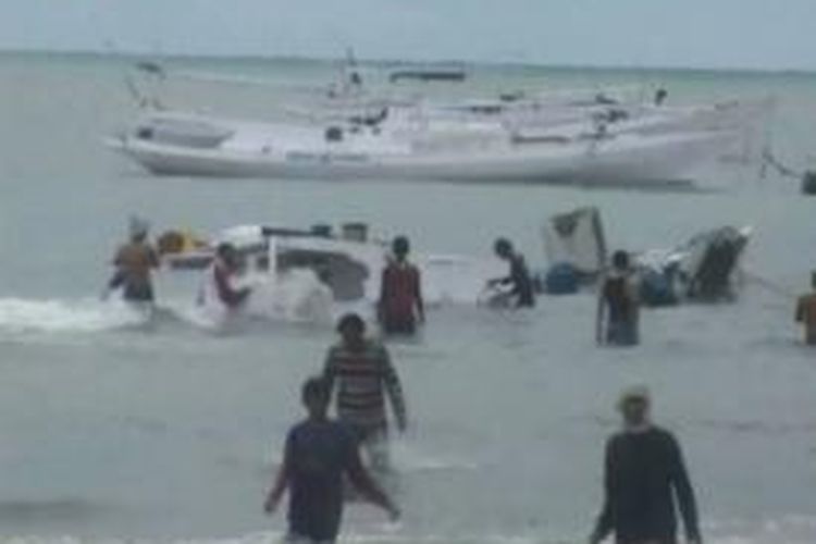 Dua kapal tenggelam dihantam gelombang dan angin kencang di perairan Mamuju utara, Kamis (4/12/2014).