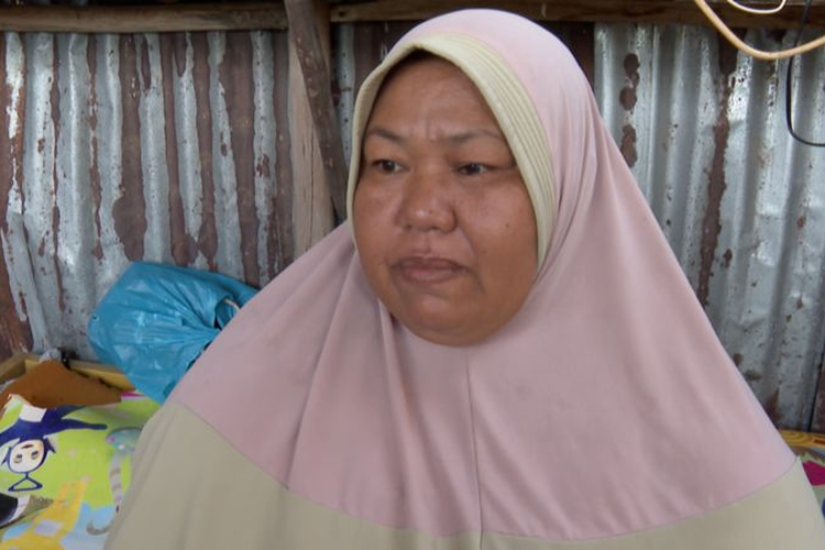 Nurita, warga Kampung Pasir Panjang, mengaku resah dengan rencana relokasi warga