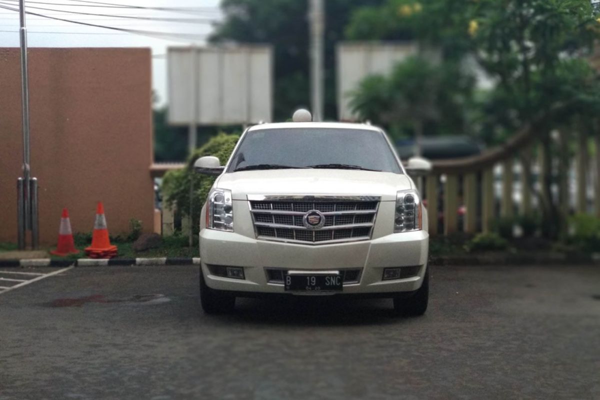 Mobil Cadillac Escalade ESV yang digunakan saat menyeret polisi di jalur transjakarta di Matraman, Jakarta Timur, Selasa (23/1/2018)