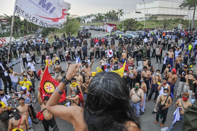 Sejumlah buruh berunjuk rasa di kawasan EJIP (East Jakarta Industrial Park), Cikarang, Kabupaten Bekasi, Jawa Barat, Senin (5/10/2020). Pada aksinya itu mereka menolak pengesahan RUU Cipta Kerja dan mengancam akan melakukan mogok kerja pada 6-8 Oktober 2020. ANTARA FOTO/Fakhri Hermansyah/pras.