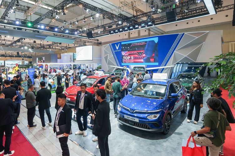  Booth VinFast di Gaikindo Indonesia International Auto Show (GIIAS) 2024 menarik perhatian pengunjung