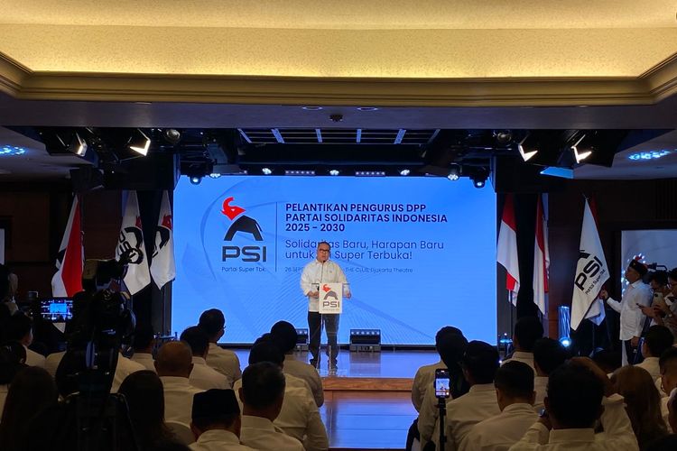 Ketua Harian Partai Solidaritas Indonesia (PSI) Ahmad Ali menyampaikan sambutannya saat pelantikan di Djakarta Theater, Jakarta Pusat, Jumat (26/9/2025). 