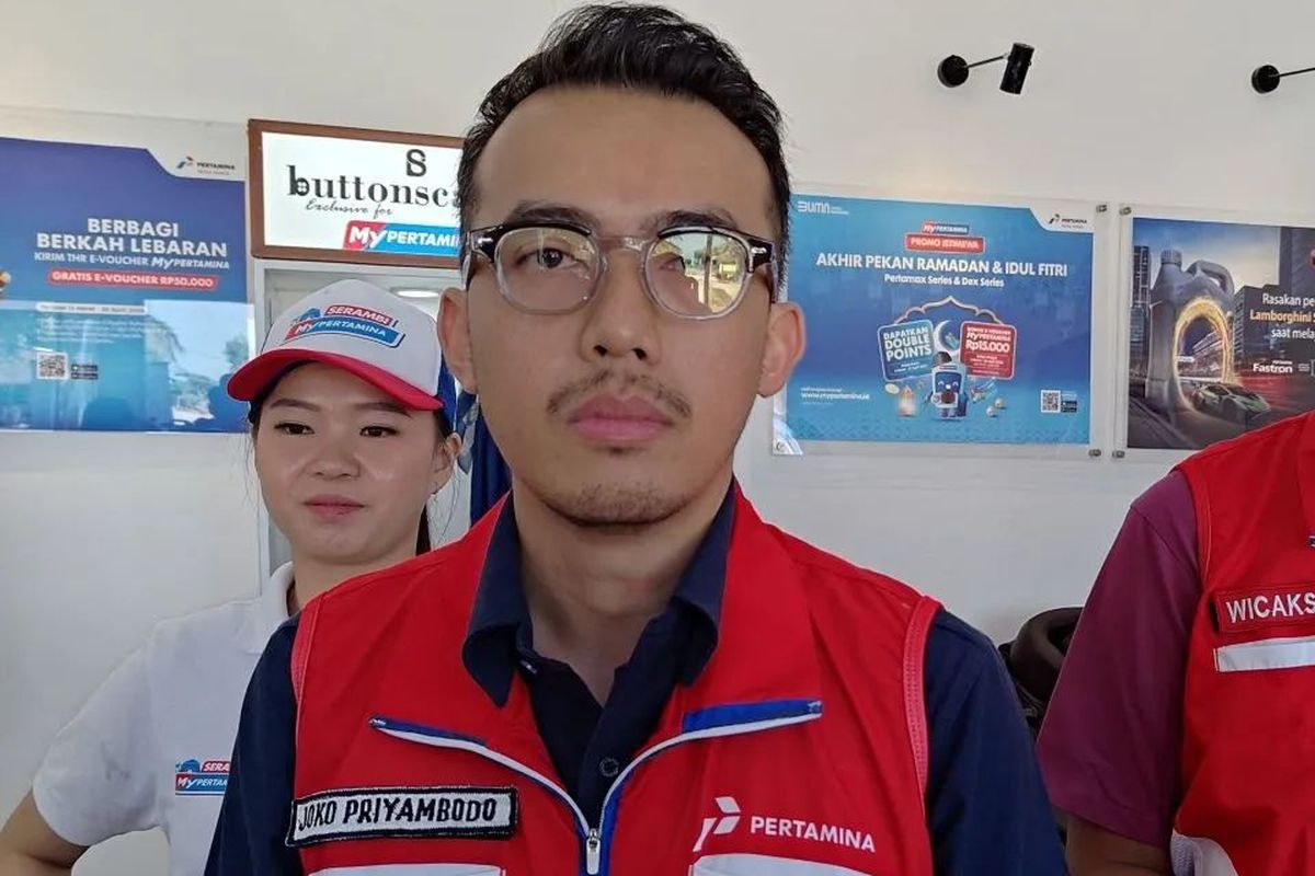 Sales Area Manager Wilayah Banten, Joko Priyambodo (tengah)
saat memberikan keterangan pers di rest area KM 43 Tol
Tangerang-Merak. ANTARA/