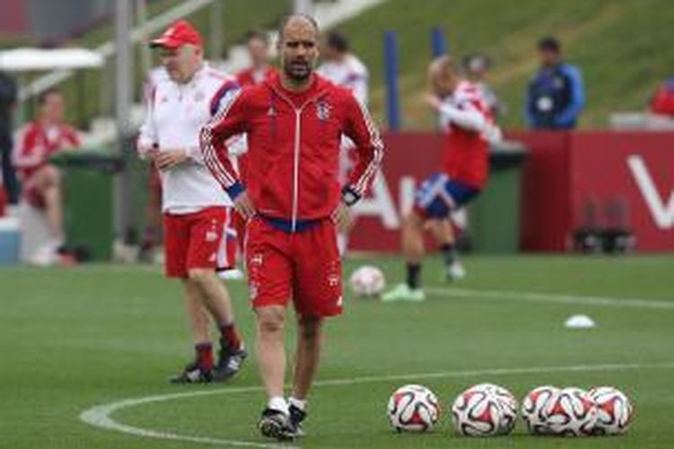 Pelatih Bayern Muenchen Josep Guardiola memimpin sesi latihan timnya, di Aspire Academy of Sports Excellence, Doha, pada 10 Januari 2015.