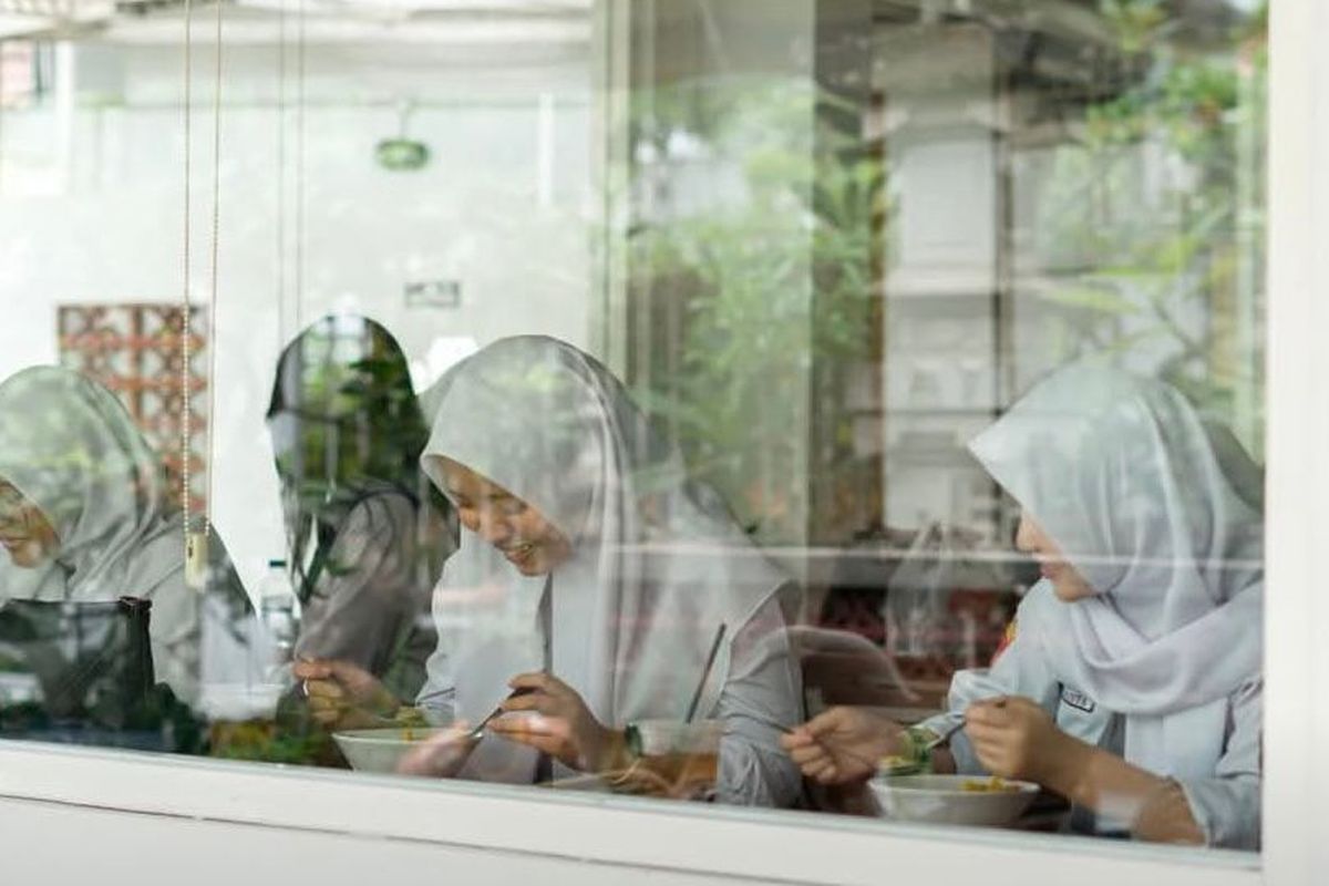 Suasana Dekker Koffie yang menjadi tempat nongkrong favorit di Kota Malang, Jawa Timur.