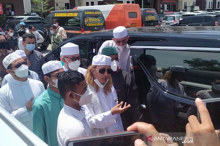 Bahar bin Smith saat mendatangi Mapolda Jawa Barat pada Senin (3/1/2022). 