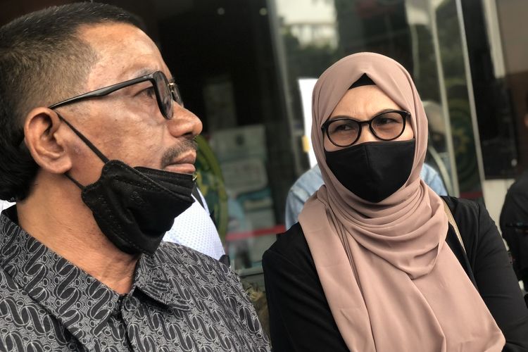 Kuasa hukum Gaga Muhammad, Fahmi Bachmid (kiri) dan Ibunda Gaga Muhammad, Janariyah (kanan) di PN Jakarta Timur, Selasa (8/2/2022).  