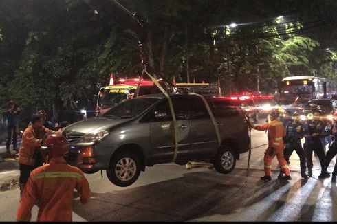 Damkar Jaksel Kerahkan Unit Heavy Duty untuk Evakuasi Mobil Tersangkut di Separator Busway