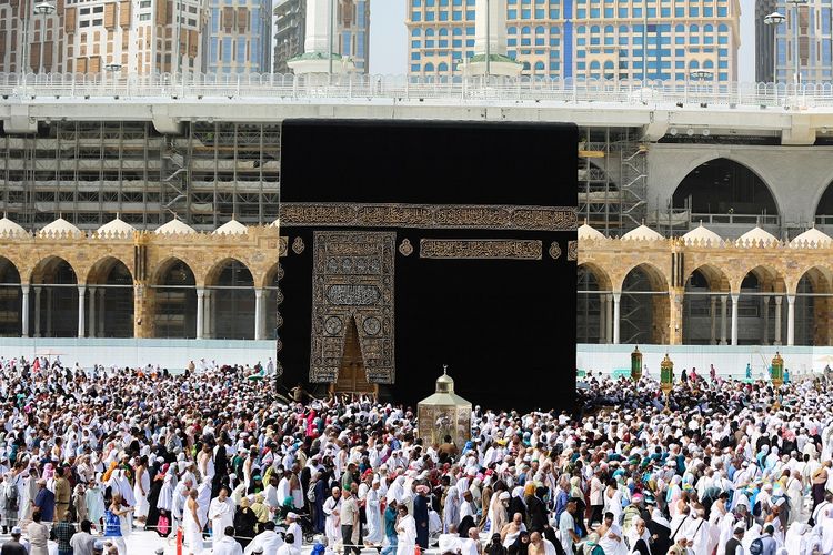 Umat Muslims memakai masker pelindung, menyusul penularan virus korona baru, saat mereka beribadah di Kabah di Mesjid Raya di kota suci Mekah, Arab Saudi, Selasa (3/3/2020). ANTARA FOTO/REUTERS/Ganoo Essa/aww/cfo