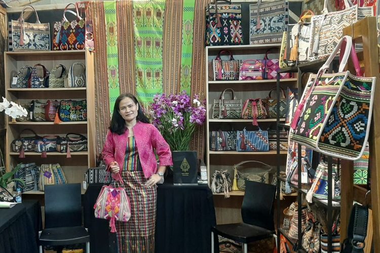 Kisah Heri Roe, Suka Membuat Tenun Lalu Sukses Usaha Handbag