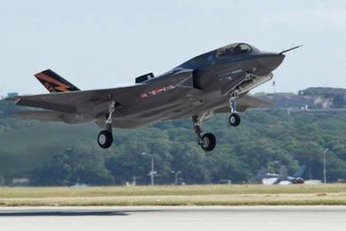 Pesawat F-35B sedang menjalani uji coba pendaratan      