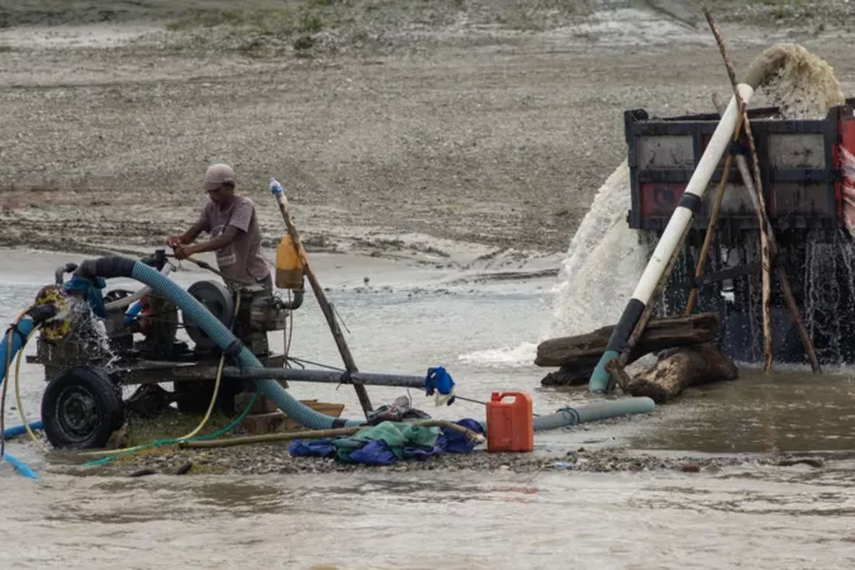 Pekerja menyedot pasir dari sungai ke atas truk menggunakan mesin di Sungai Palu, Sulawesi Tengah, Rabu (5/4/2023).